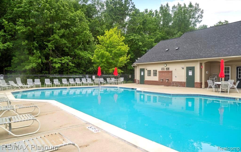 4253 Hampton Ridge Boulevard Howell, MI 48843 - Photo 28 of 32 Community pool