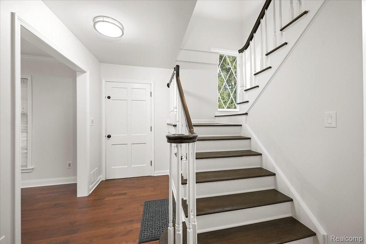 2235 West Maple Road Birmingham, MI 48009 - Photo 11 of 33 04-Foyer.jpg