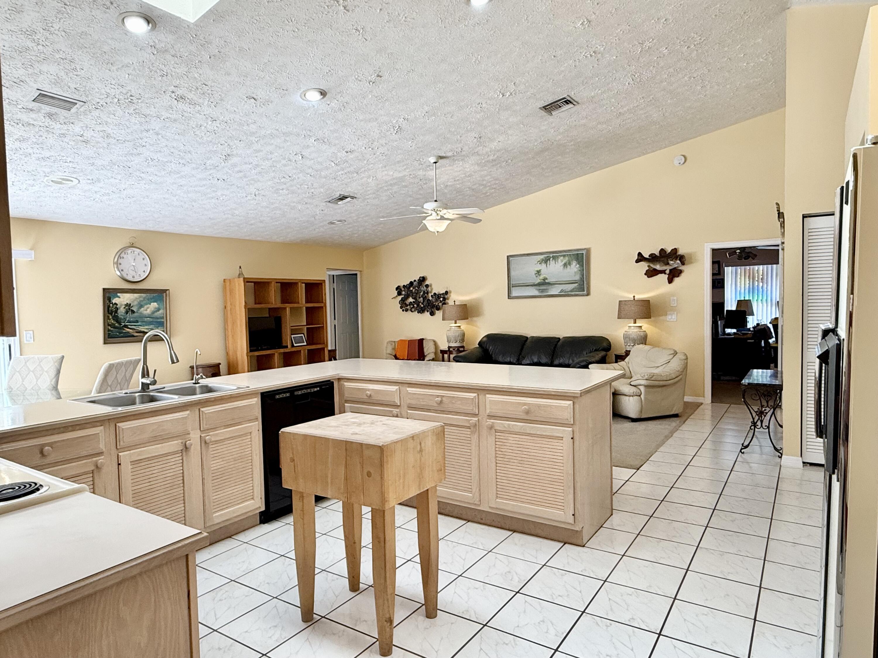 2884 Southeast Ranch Acres Circle Jupiter, FL 33478 - Photo 11 of 93 kitchen