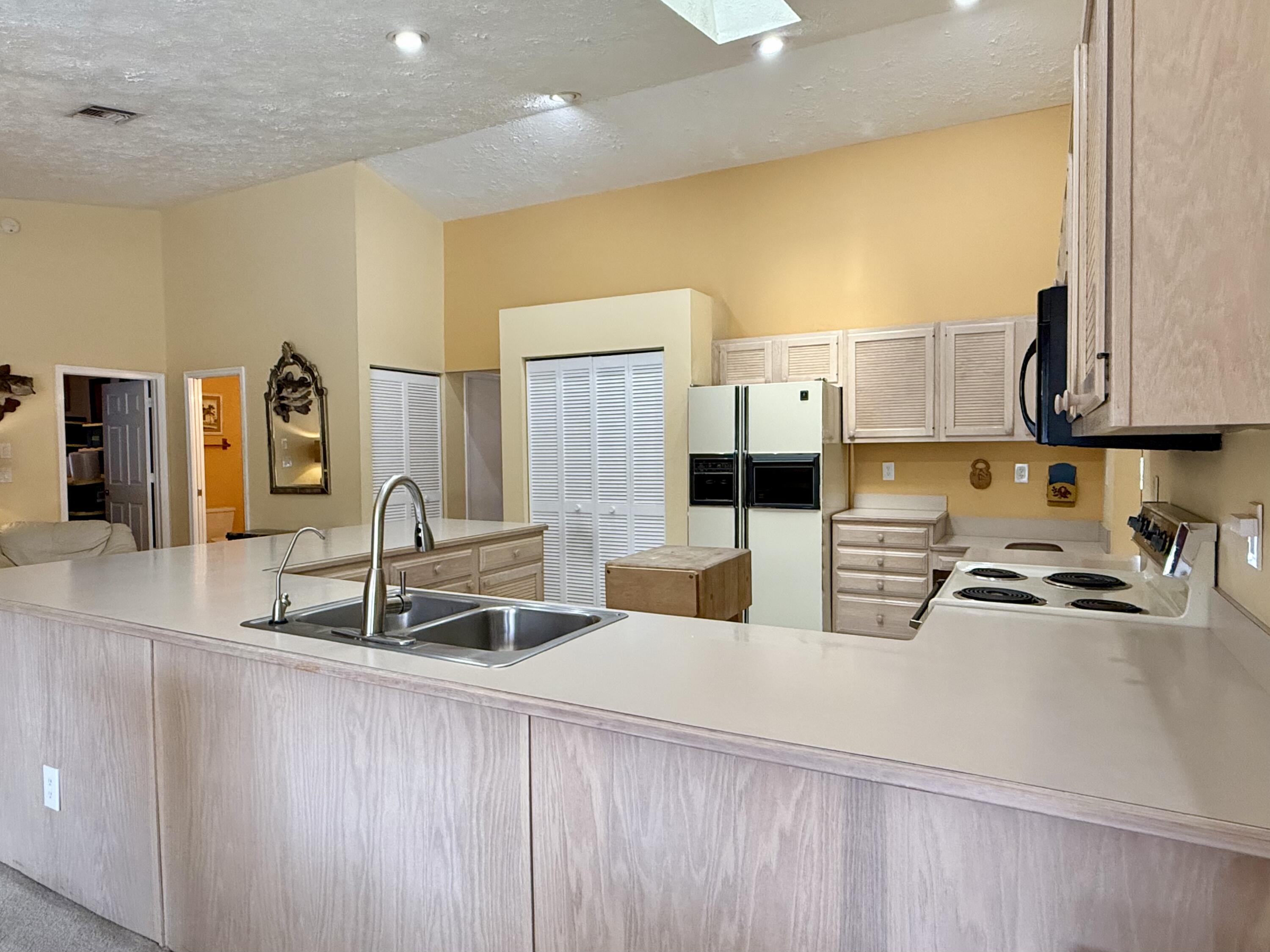 2884 Southeast Ranch Acres Circle Jupiter, FL 33478 - Photo 14 of 93 kitchen