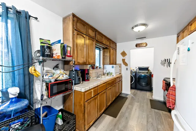 a kitchen that has a lot of cabinets