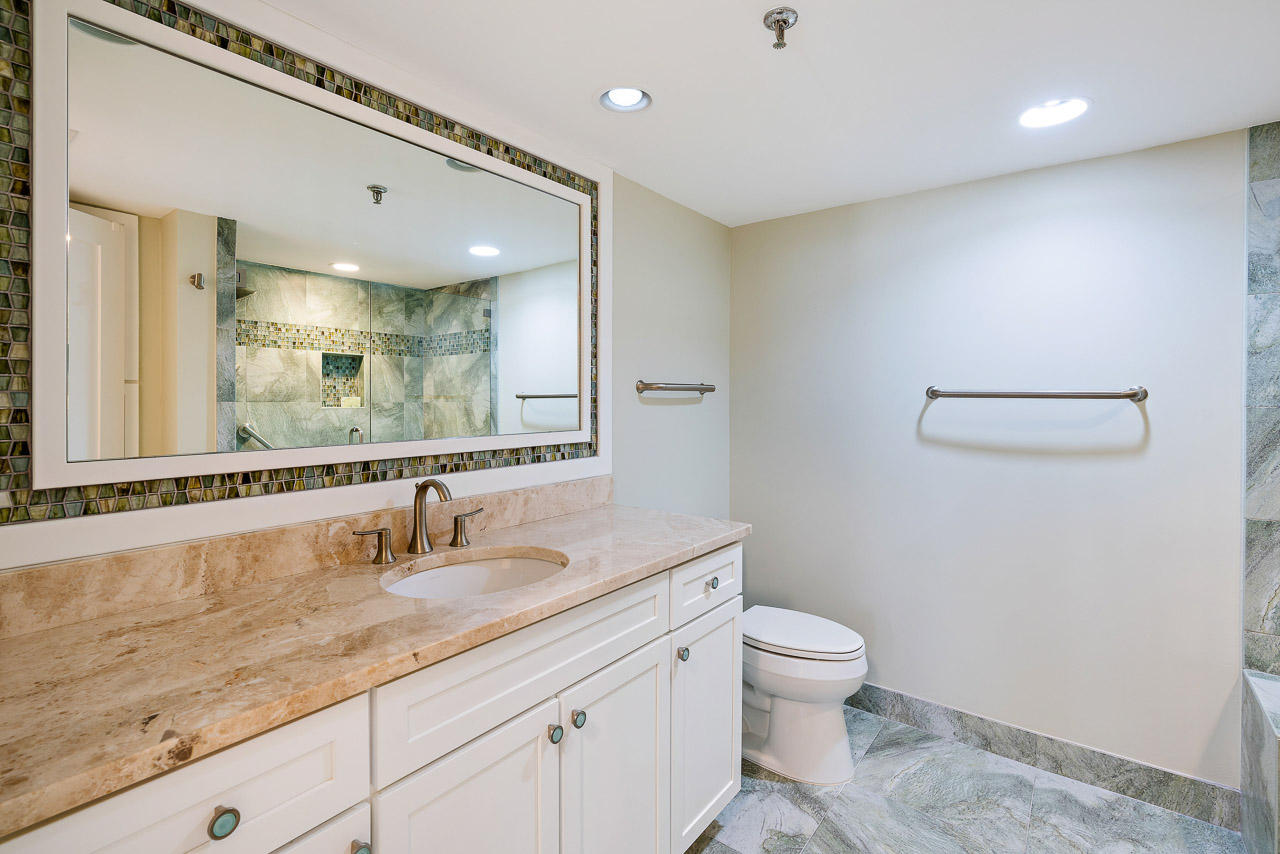 19750 South Beach Road, Unit 2060 Jupiter, FL 33469 - Photo 21 of 45 Guest Bathroom