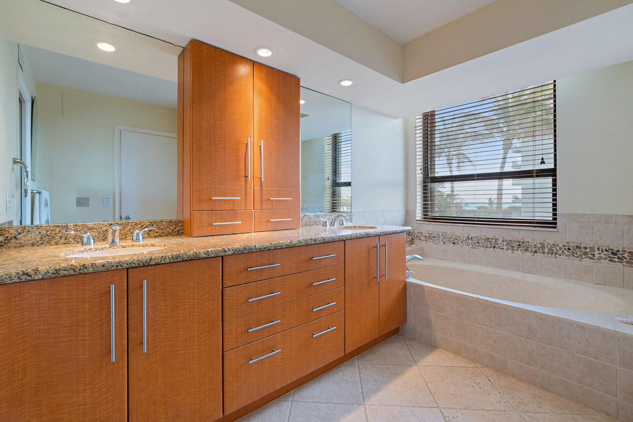 19750 South Beach Road, Unit 2060 Jupiter, FL 33469 - Photo 28 of 45 Master Bathroom