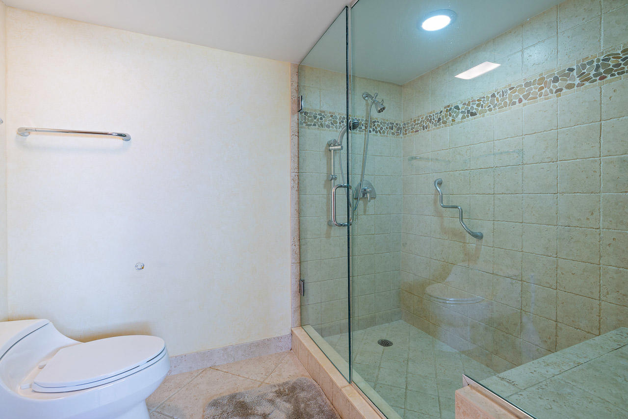 19750 South Beach Road, Unit 2060 Jupiter, FL 33469 - Photo 29 of 45 Master Bathroom