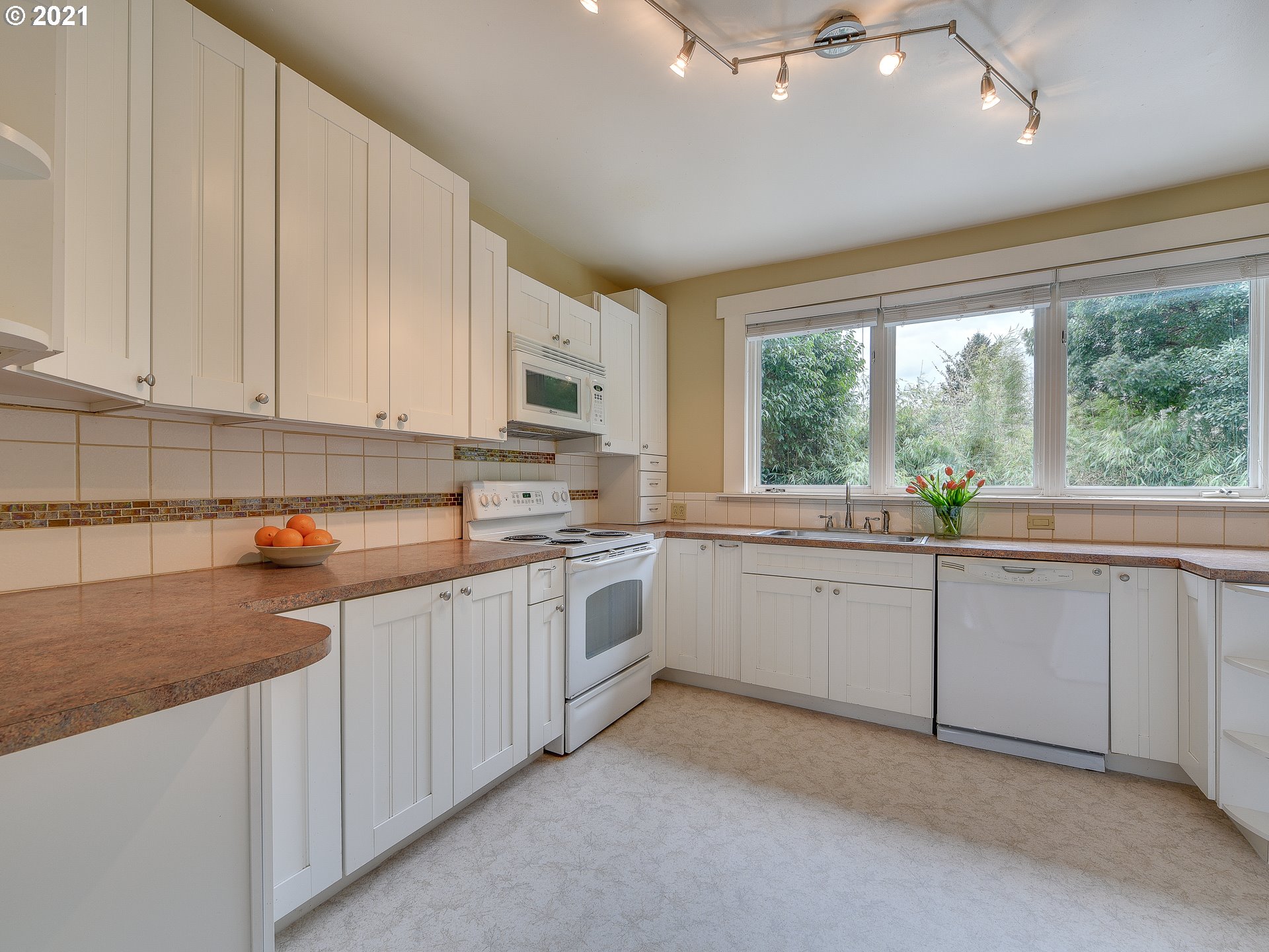 214 Southwest Flower Street Portland, OR 97239 - Photo 11 of 32