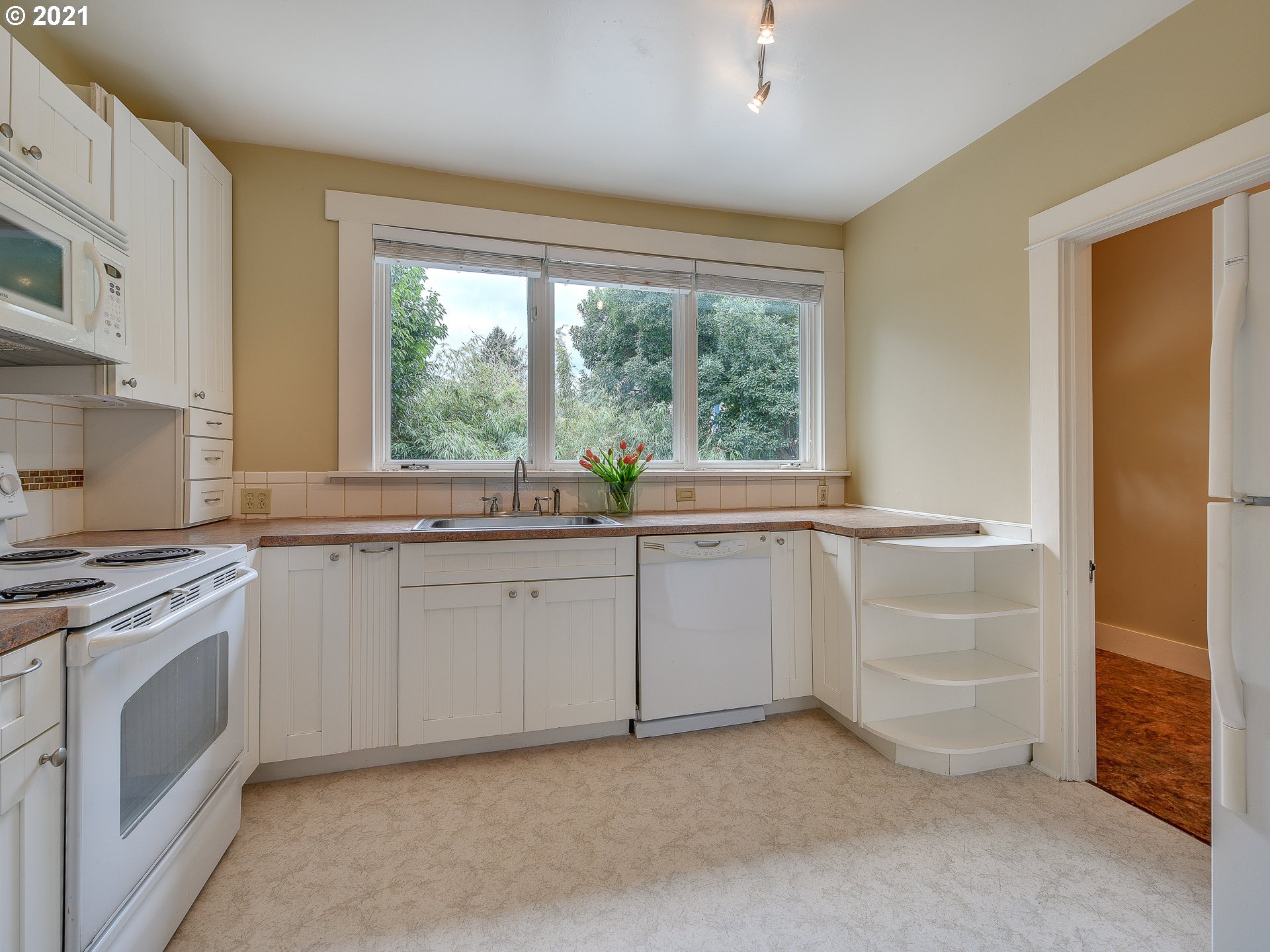 214 Southwest Flower Street Portland, OR 97239 - Photo 12 of 32