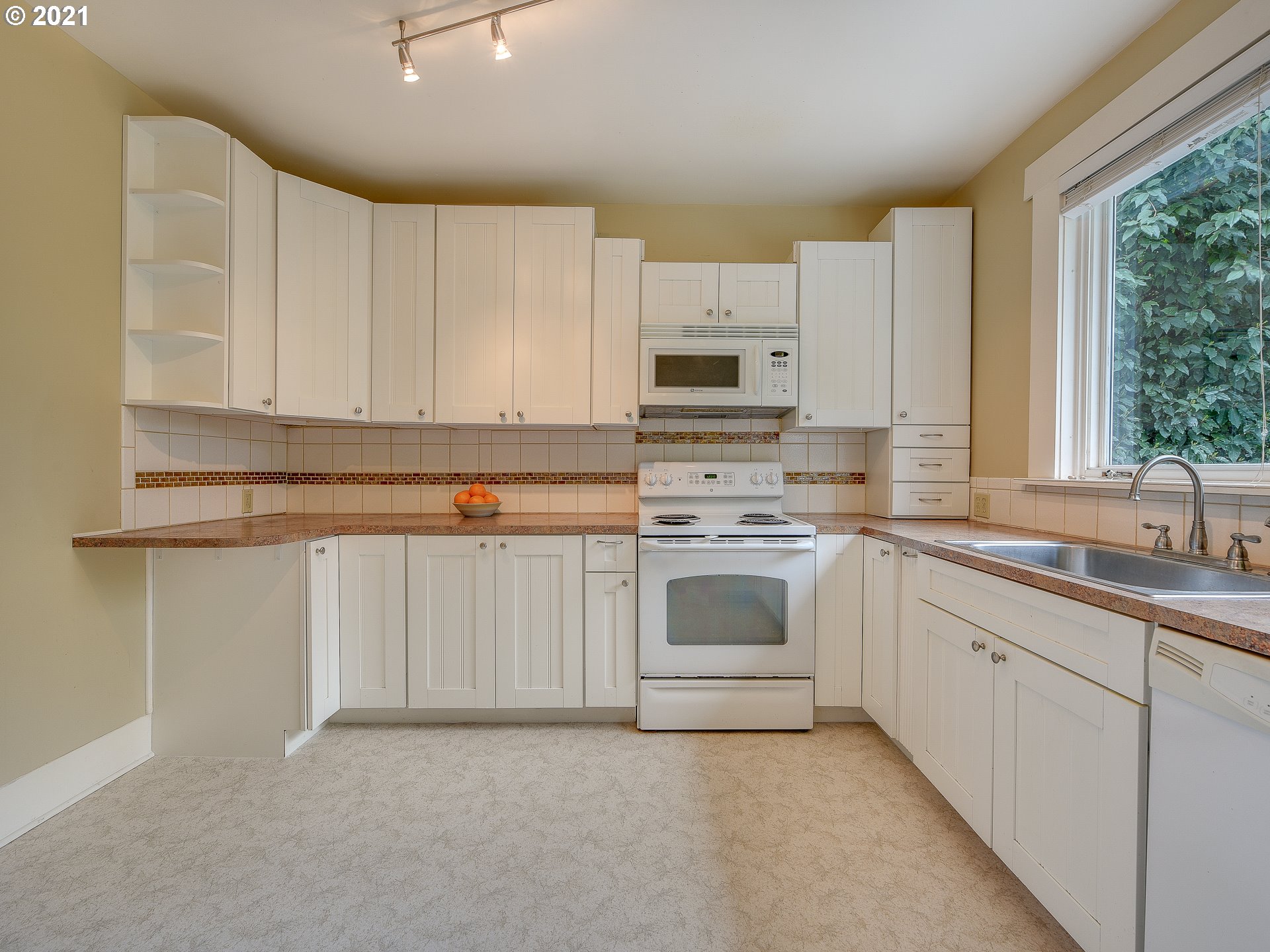 214 Southwest Flower Street Portland, OR 97239 - Photo 13 of 32