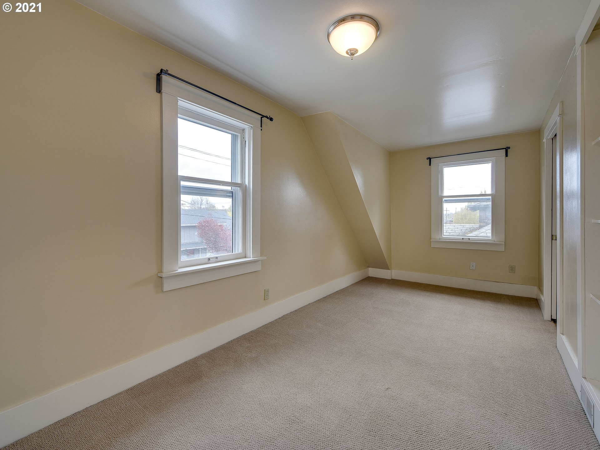 214 Southwest Flower Street Portland, OR 97239 - Photo 20 of 32