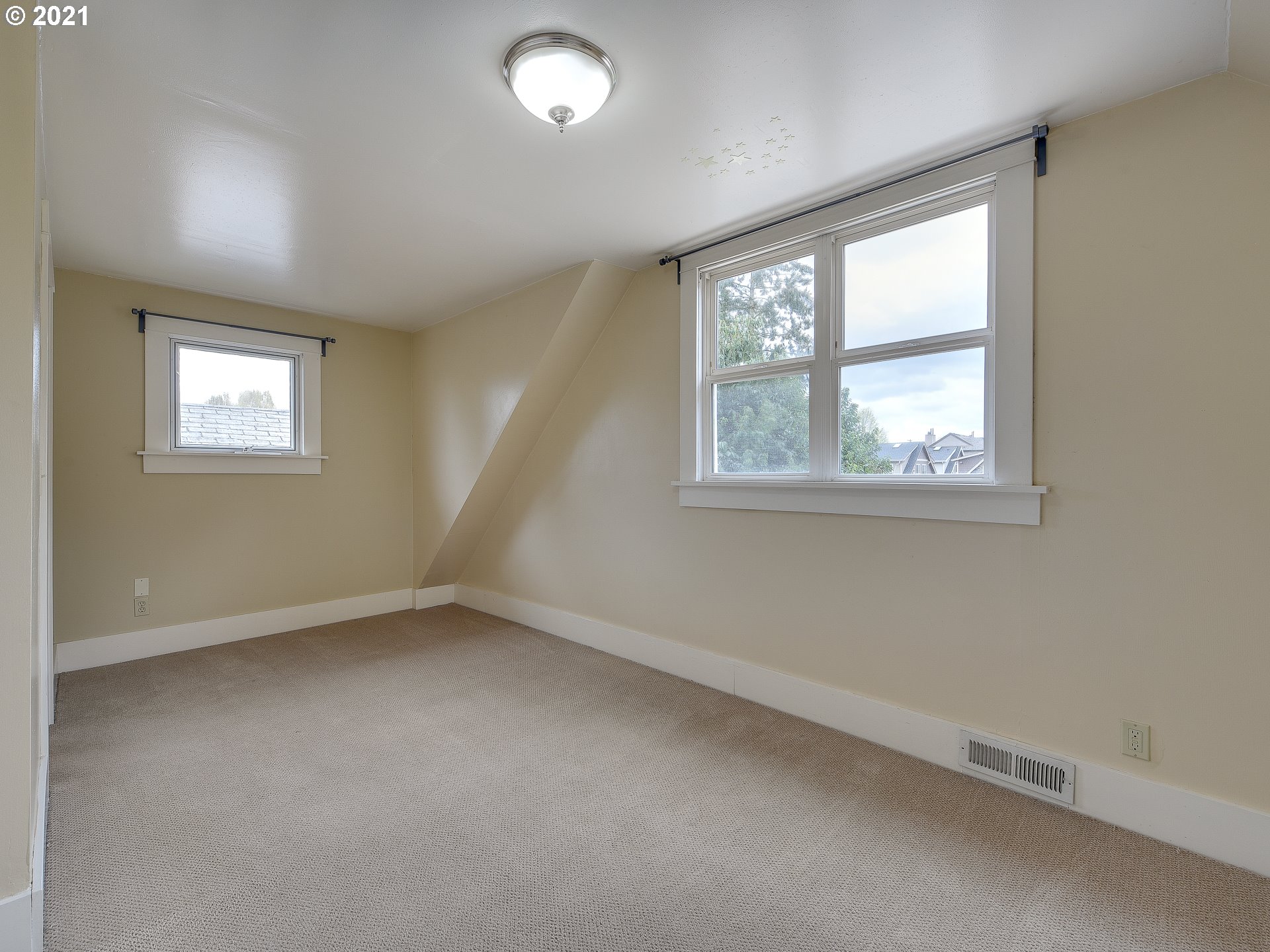 214 Southwest Flower Street Portland, OR 97239 - Photo 26 of 32