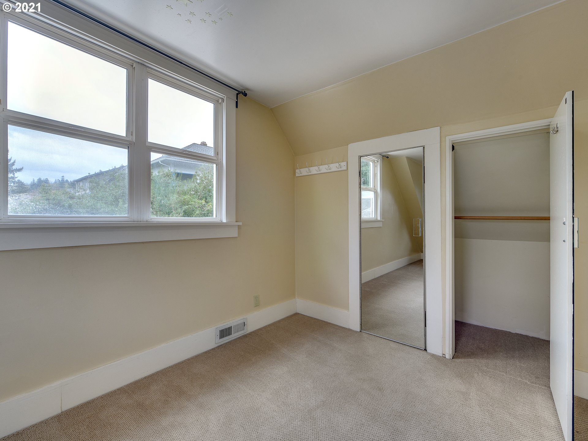 214 Southwest Flower Street Portland, OR 97239 - Photo 28 of 32
