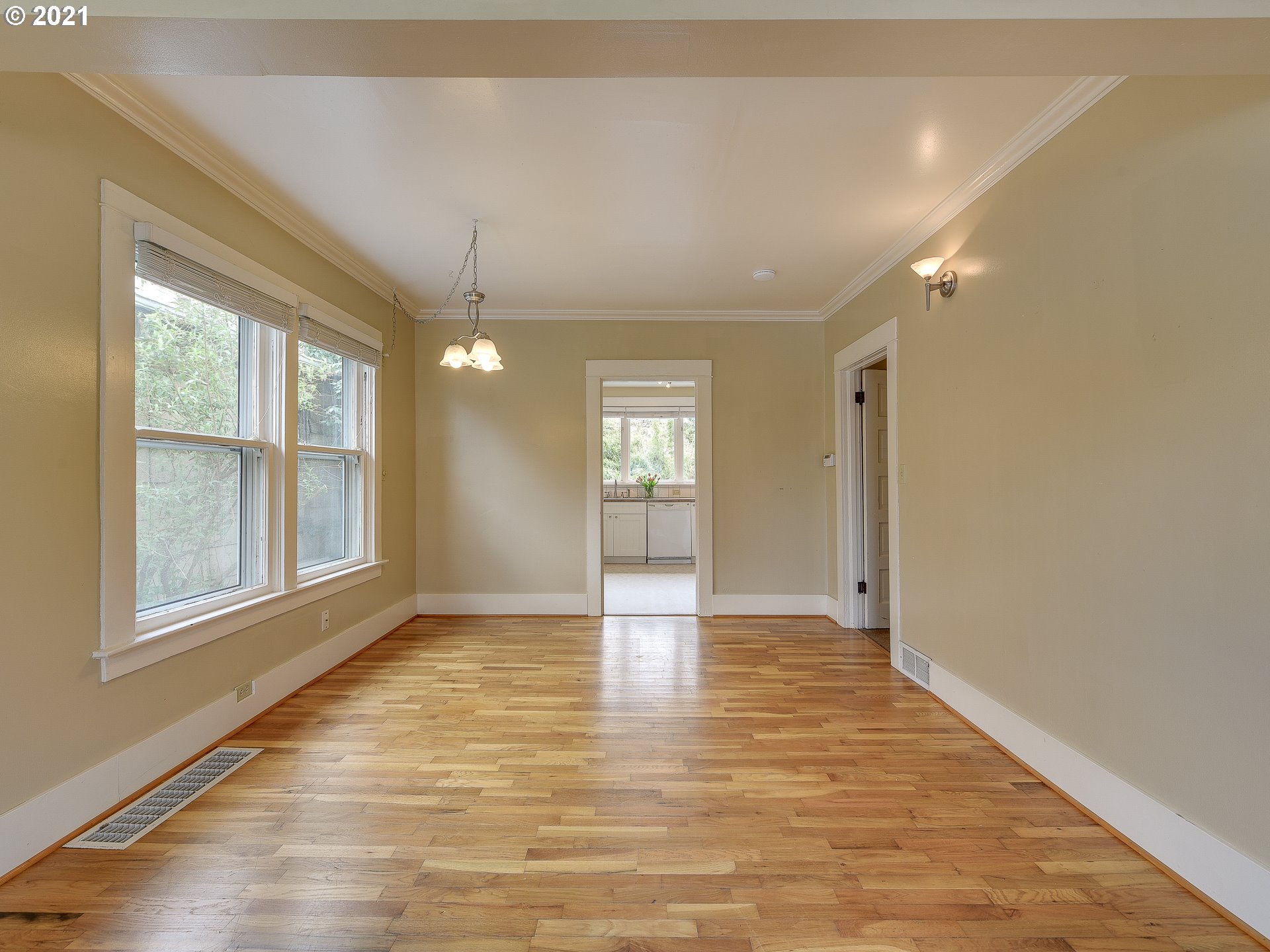 214 Southwest Flower Street Portland, OR 97239 - Photo 8 of 32