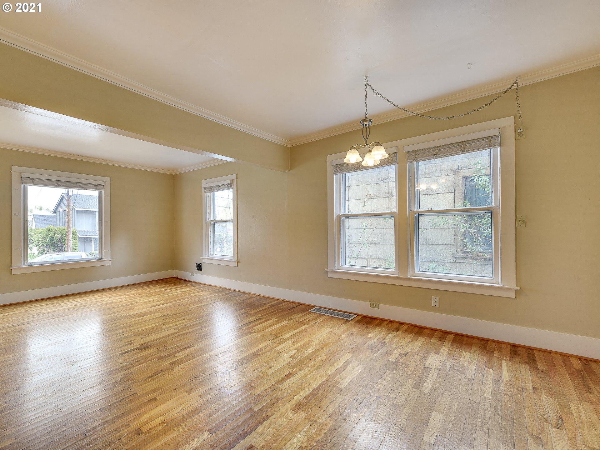 214 Southwest Flower Street Portland, OR 97239 - Photo 9 of 32