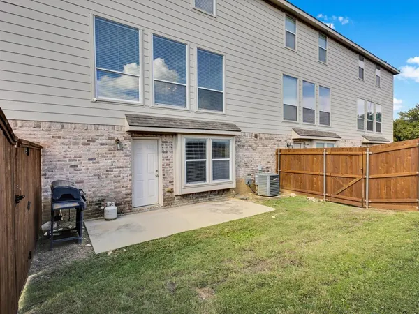 a view of a house with backyard