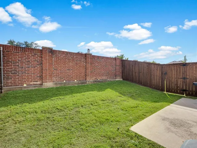 a view of a house with backyard