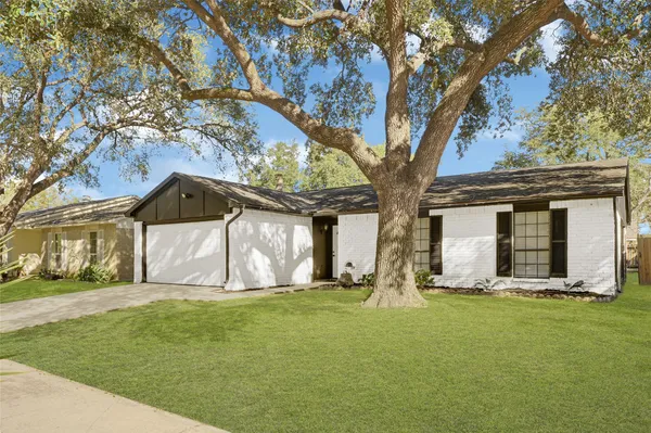 a front view of house with yard