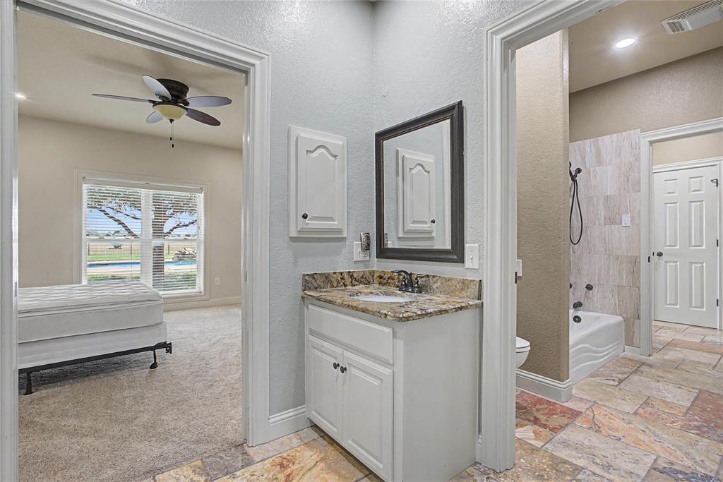6815 Hardwick Road Abilene, TX 79606 - Photo 23 of 40 Vanity inside Guest Room