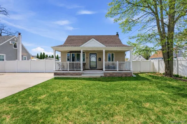 $570,000 | 287 43rd Street, Lindenhurst, NY 11757