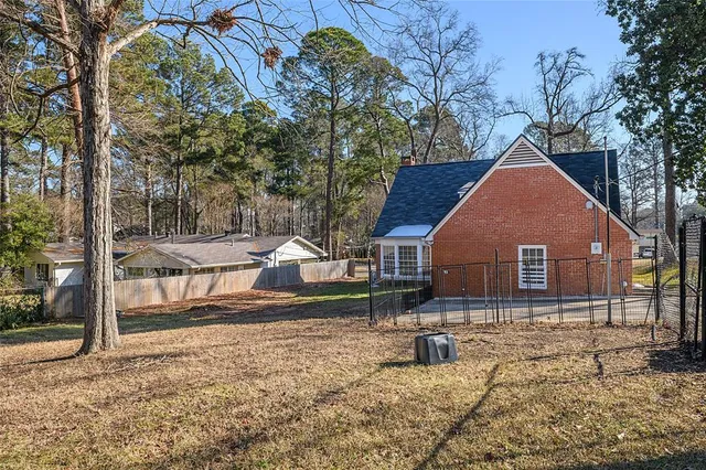 a view of front of a house with a yard