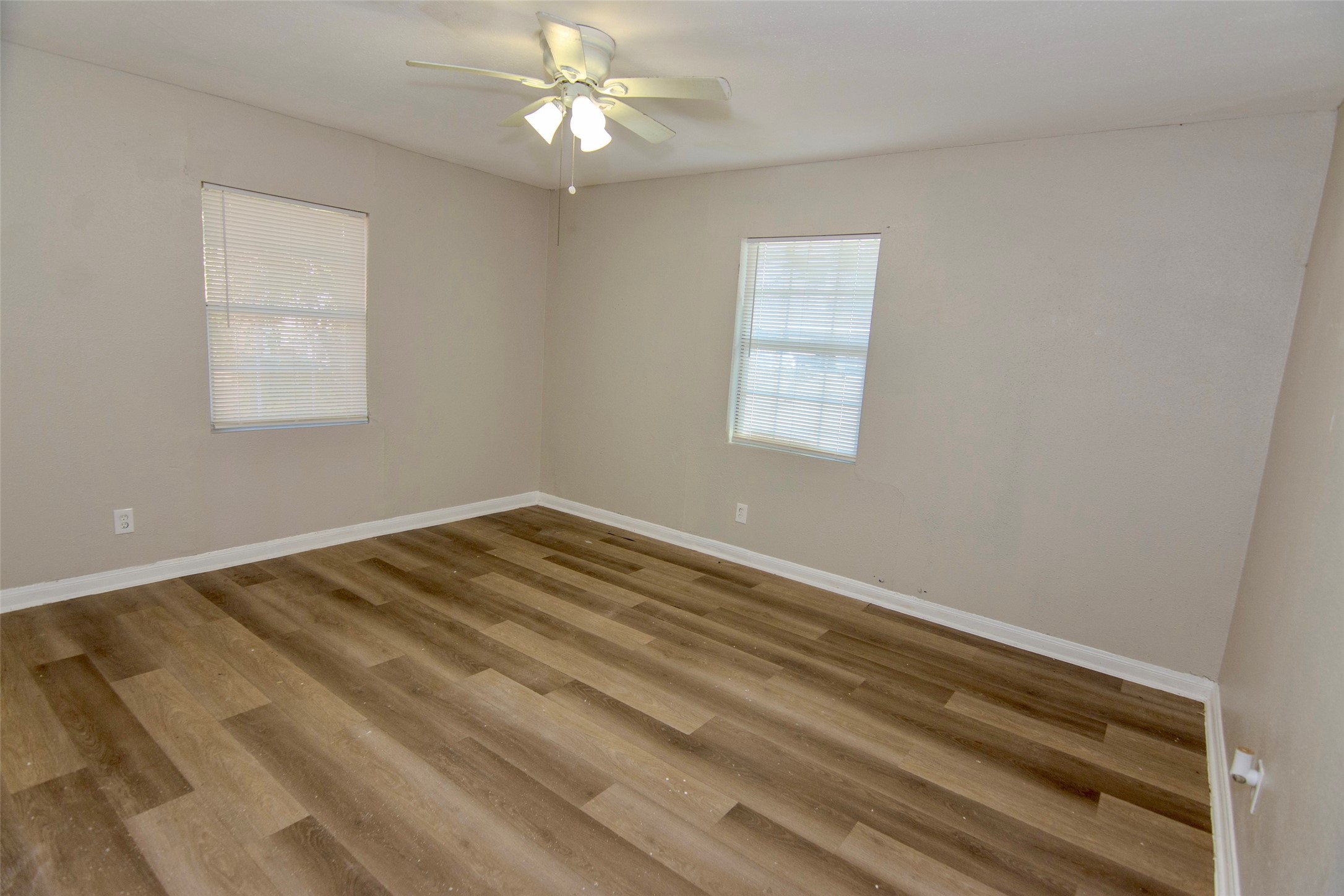 904 Mobile Drive Pasadena, TX 77506 - Photo 12 of 13 a view of room with window and ceiling fan