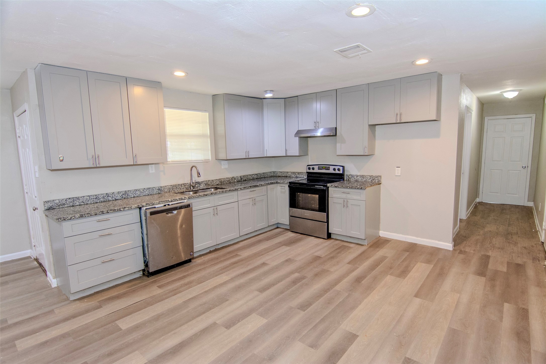 904 Mobile Drive Pasadena, TX 77506 - Photo 5 of 13 a kitchen with granite countertop a sink stove and refrigerator