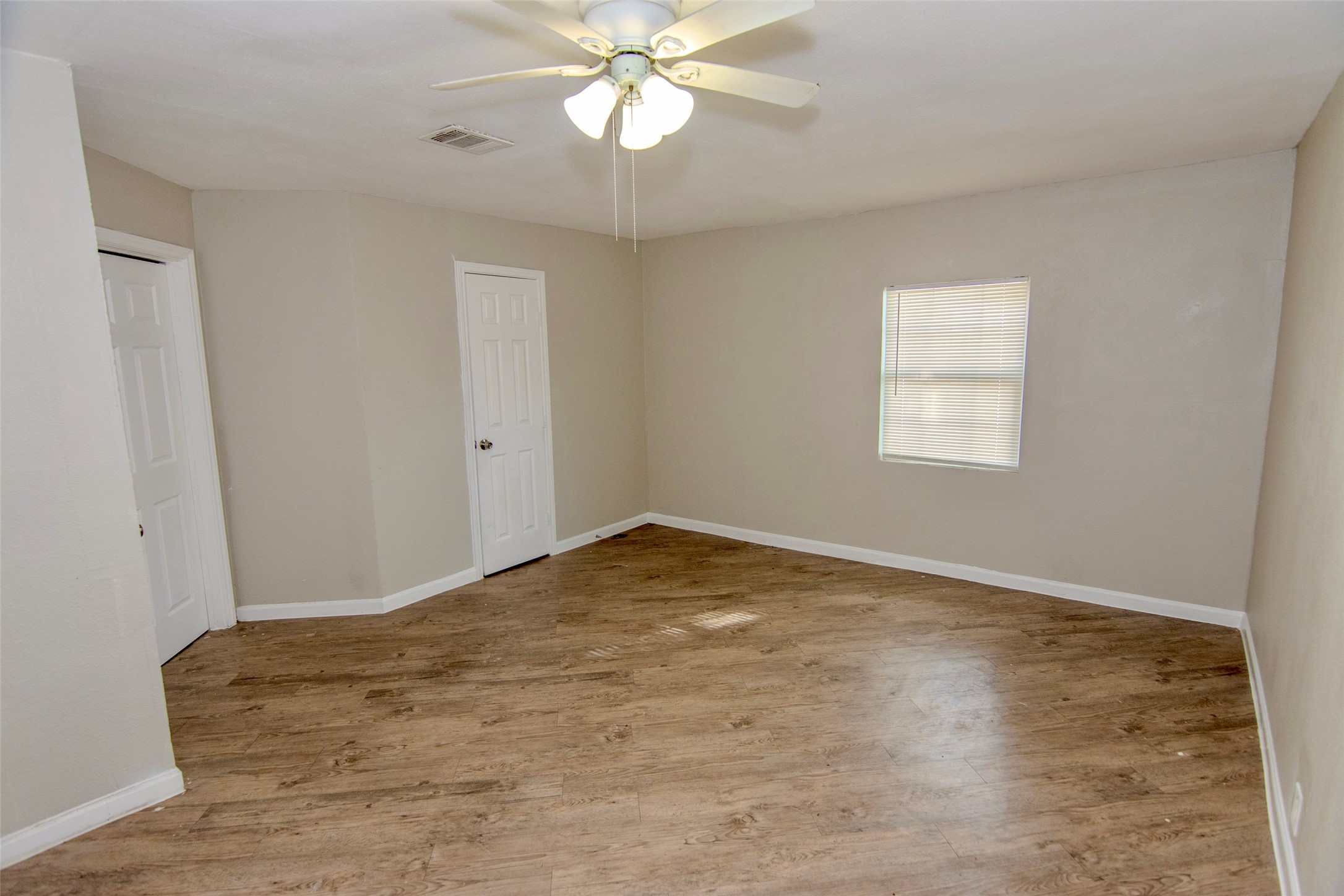 904 Mobile Drive Pasadena, TX 77506 - Photo 6 of 13 a view of empty room with window