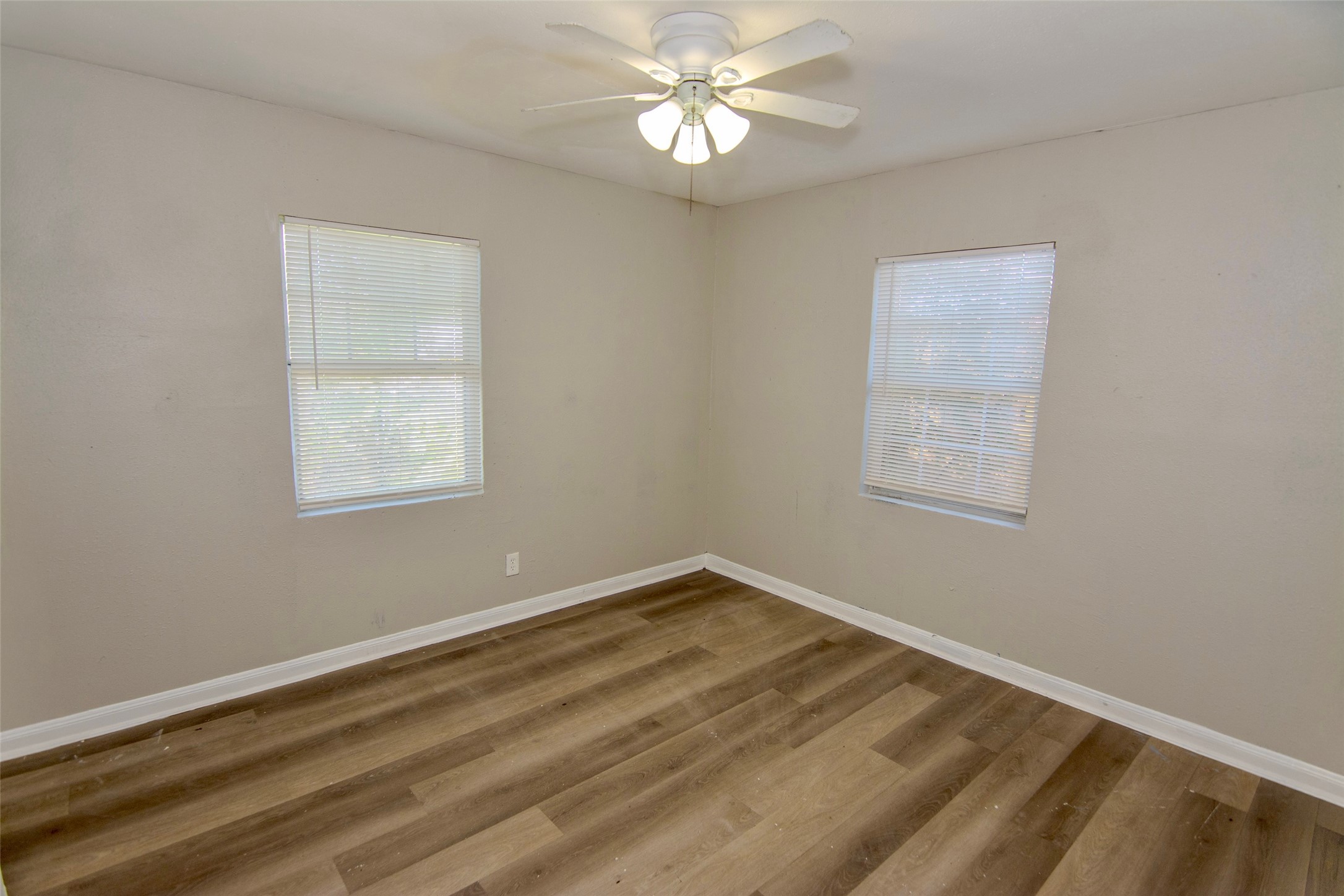 904 Mobile Drive Pasadena, TX 77506 - Photo 10 of 13 a view of room with window and ceiling fan