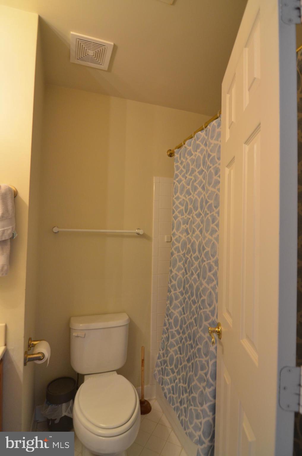 8173 Boss Street Vienna, VA 22182 - Photo 37 of 59 Full bathroom
