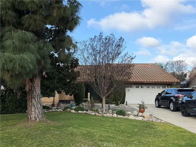 a view of a house with backyard