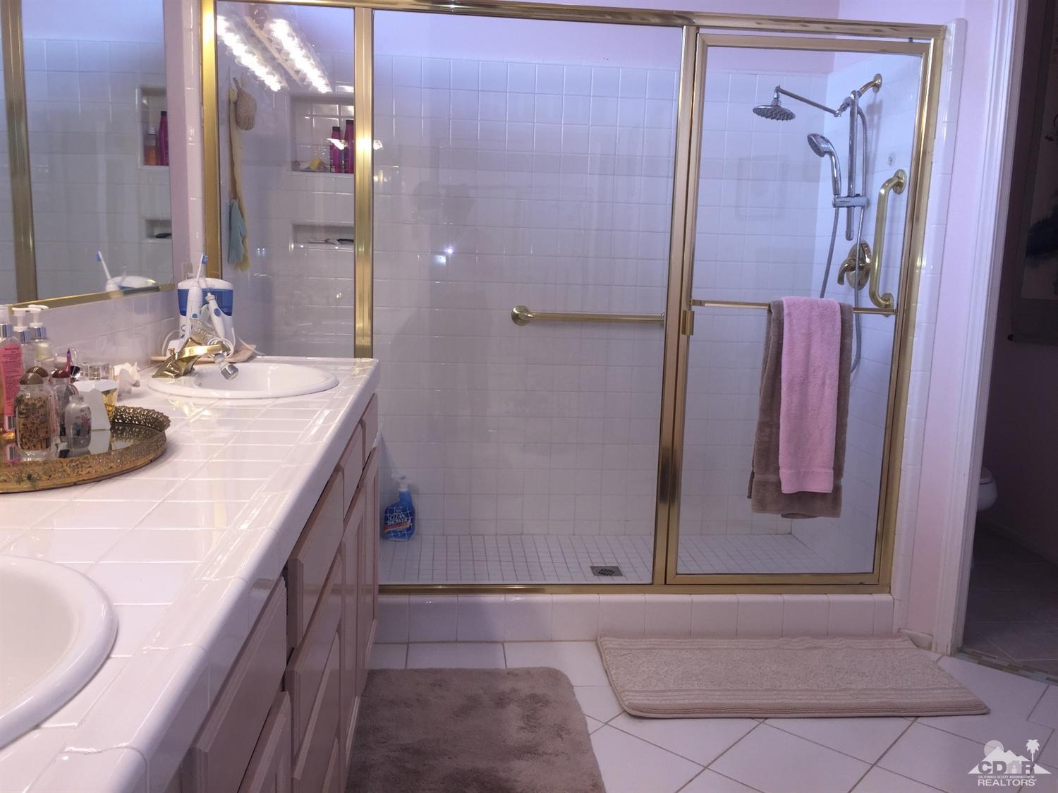 37339 Skycrest Road Palm Desert, CA 92211 - Photo 25 of 39 a bathroom with a tub sink and mirror
