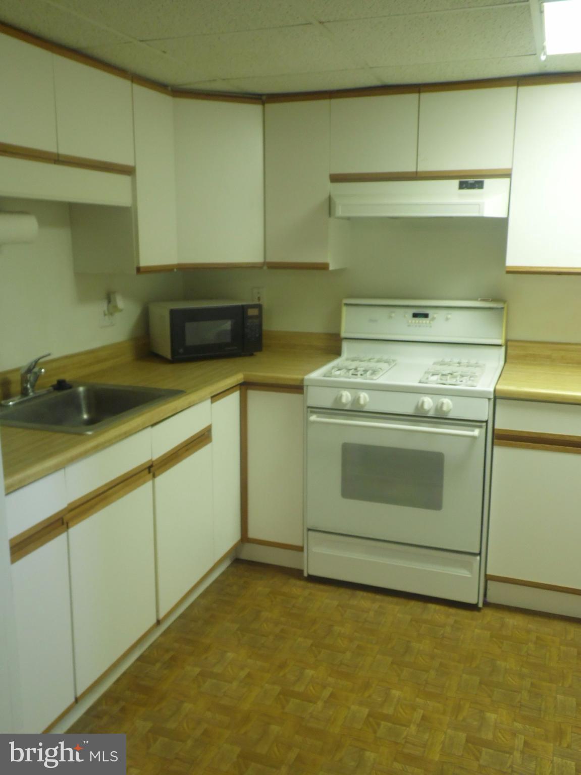2406 Windsor Road Baltimore, MD 21234 - Photo 16 of 20 a utility room with dryer and washer