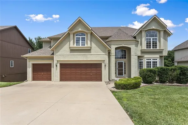 $589,900 | 212 Northeast Hidden Ridge Lane, Lee's Summit, MO 64064