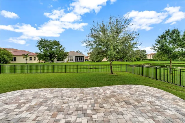a view of a back yard