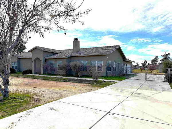 $2,900 | 14470 Navajo Road, Apple Valley, CA 92307