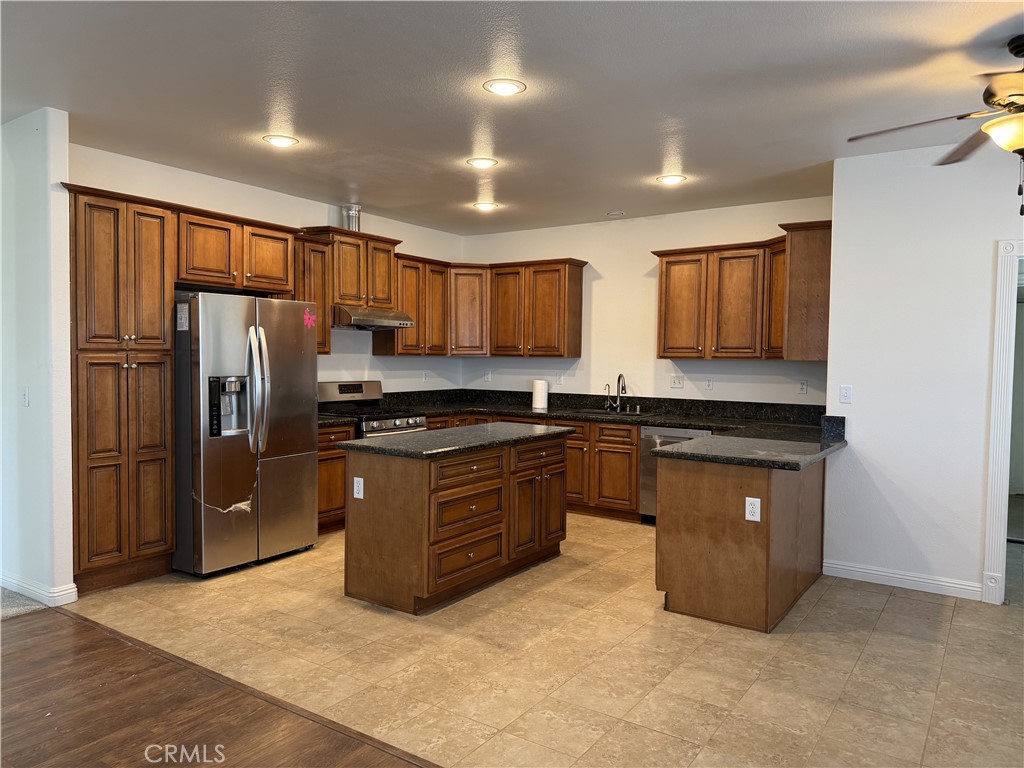 14470 Navajo Road Apple Valley, CA 92307 - Photo 11 of 12 Kitchen