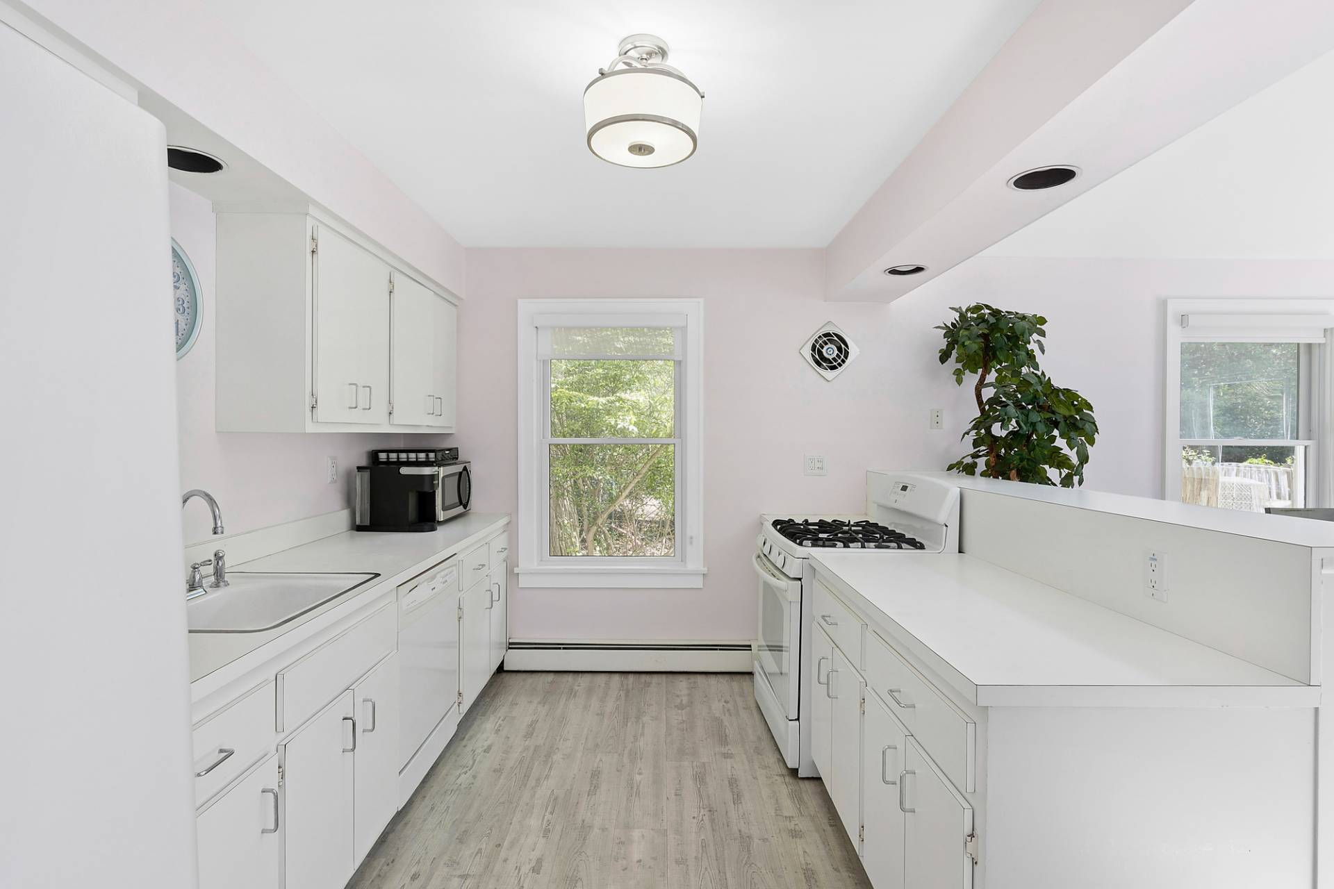 37 Halsey Road Remsenburg, NY 11960 - Photo 4 of 12