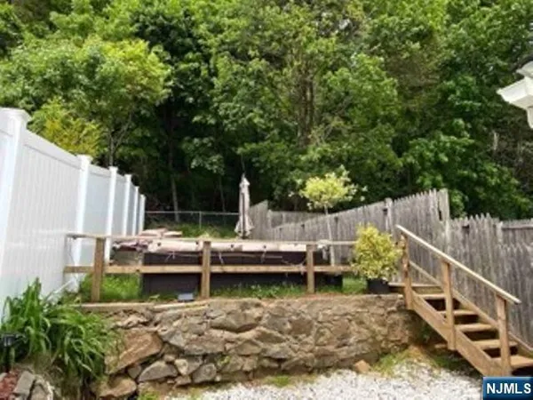 $4,300 | 454 Undercliff Avenue, Edgewater, NJ 07020