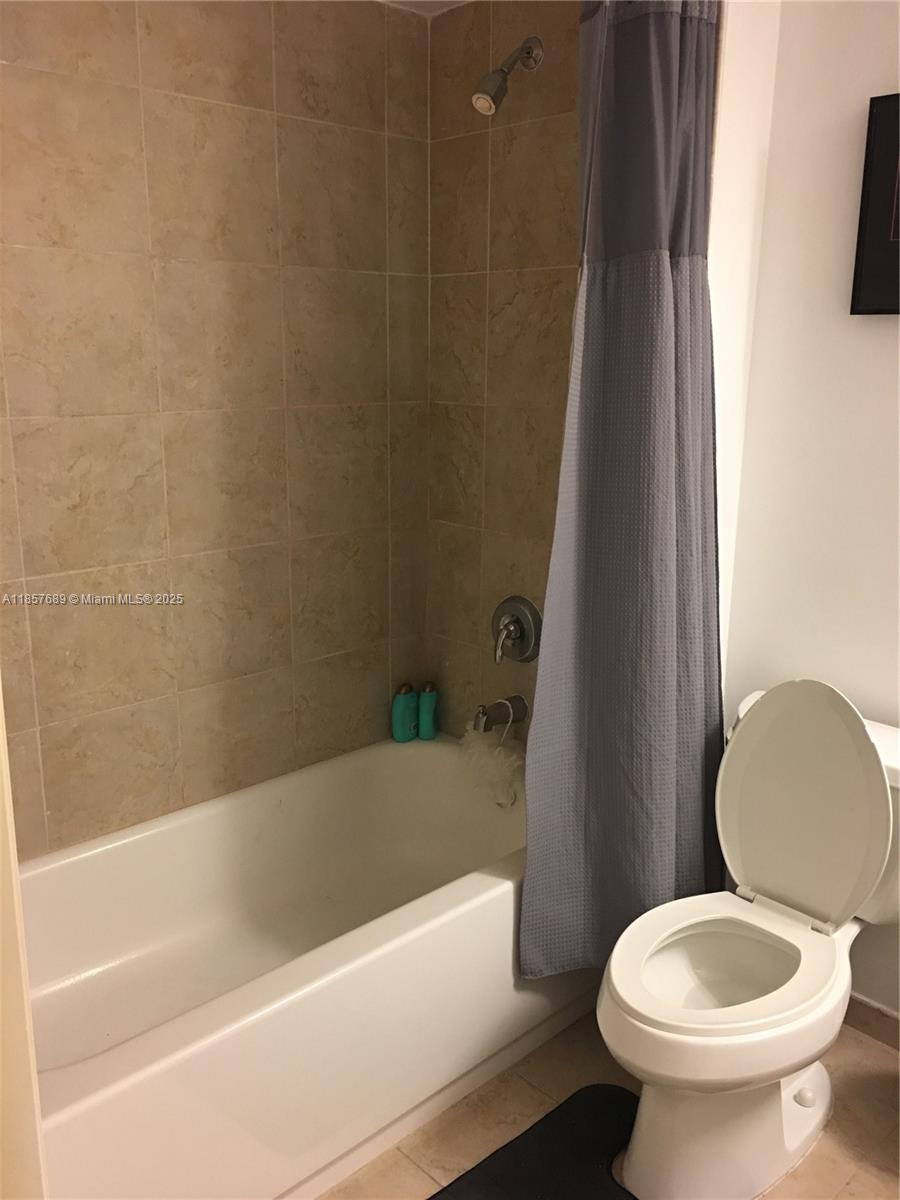 111 East Flagler Street, Unit 1007 Miami, FL 33131 - Photo 8 of 13 a bathroom with a toilet and a bathtub
