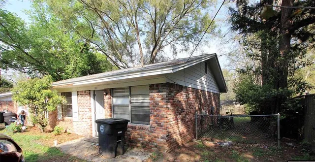 a view of a house with backyard