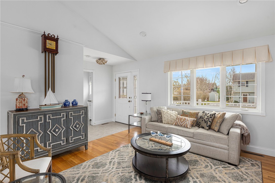 7 Gooseberry Road Newport, RI 02840 - Photo 4 of 35