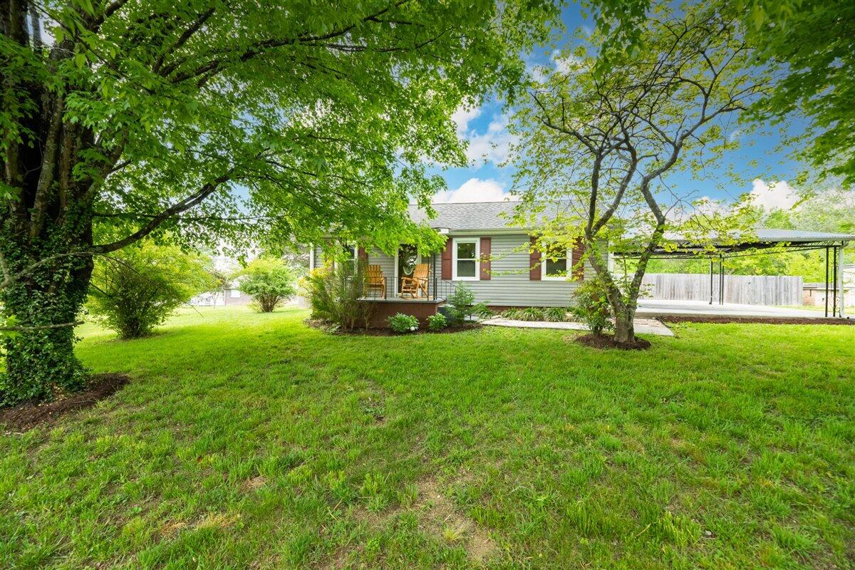 527 Ridge Road Maryville, TN 37803 - Photo 1 of 22 Front yard
