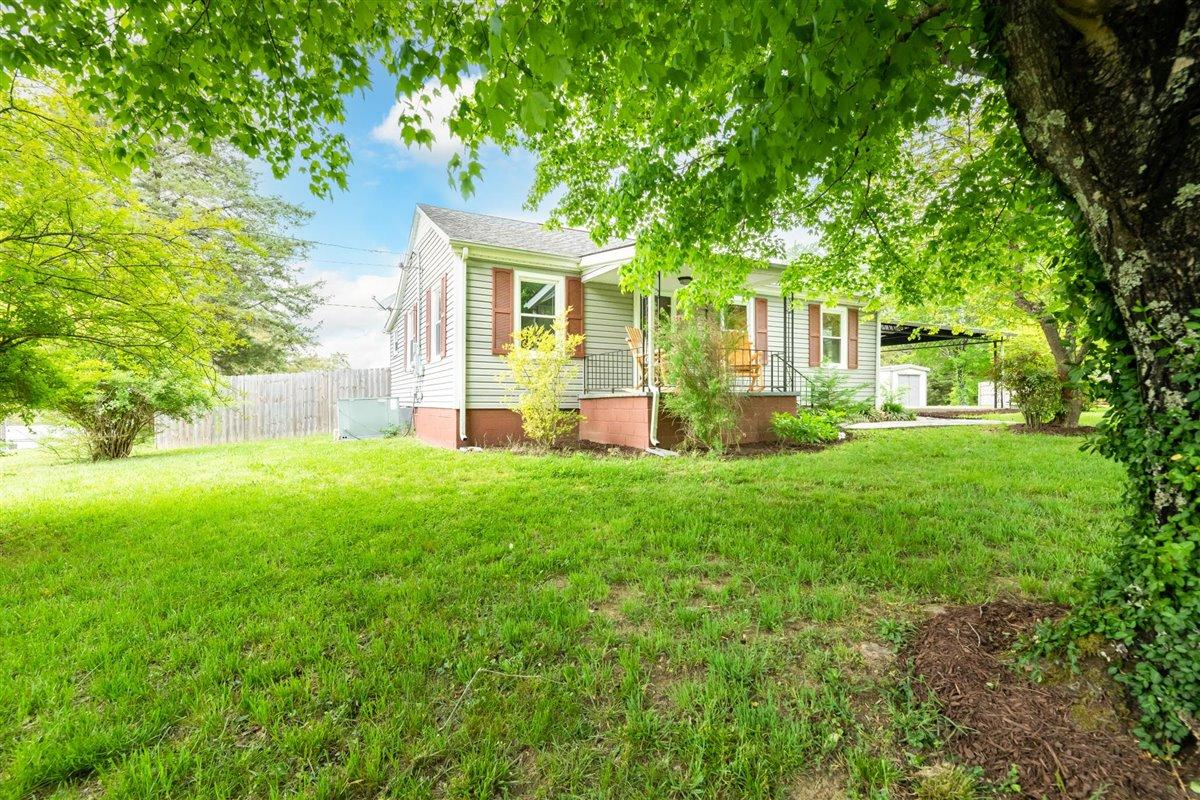 527 Ridge Road Maryville, TN 37803 - Photo 2 of 22 Front yard