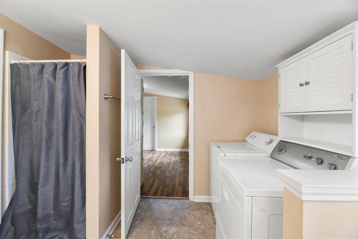 527 Ridge Road Maryville, TN 37803 - Photo 11 of 22 Master bathroom