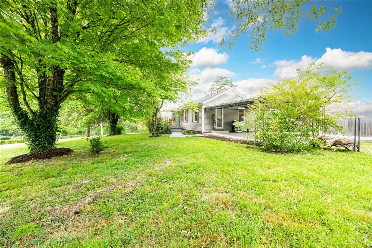527 Ridge Road Maryville, TN 37803 - Photo 3 of 22 Front yard
