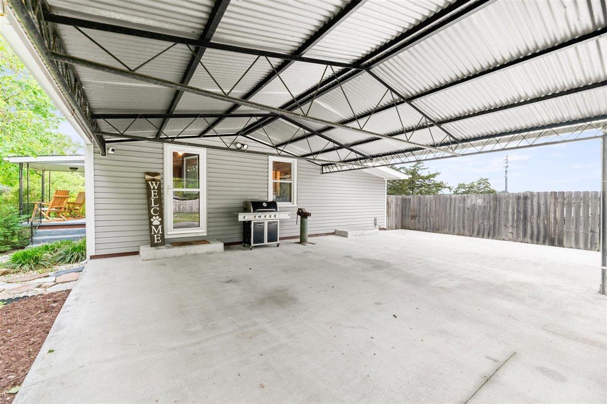 527 Ridge Road Maryville, TN 37803 - Photo 4 of 22 Carport/driveway