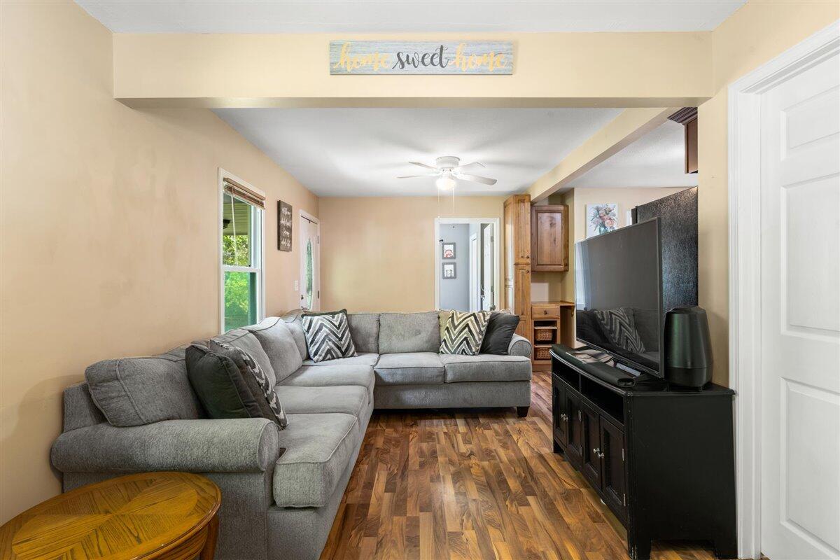 527 Ridge Road Maryville, TN 37803 - Photo 5 of 22 Living room