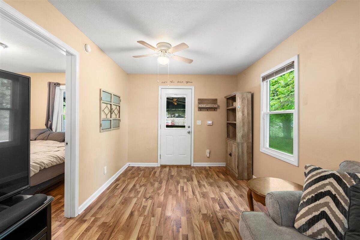 527 Ridge Road Maryville, TN 37803 - Photo 6 of 22 Living room/entry way