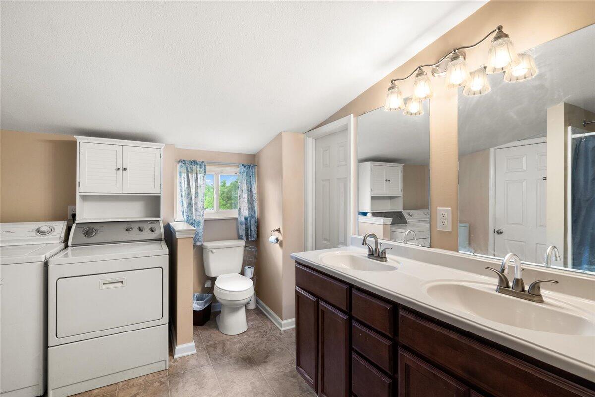 527 Ridge Road Maryville, TN 37803 - Photo 10 of 22 Master bathroom