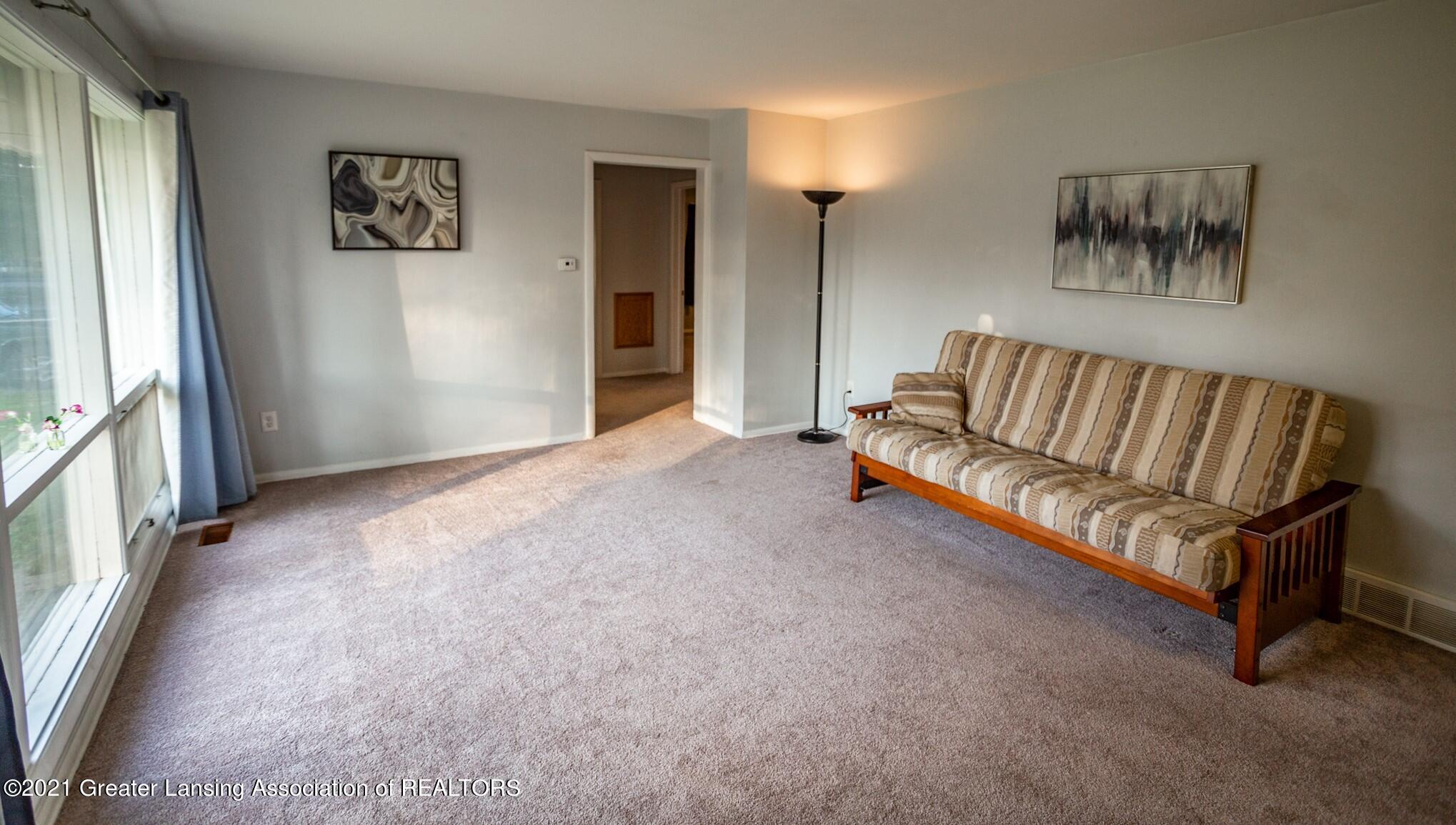 5719 Schafer Road Lansing, MI 48911 - Photo 2 of 18 5719 Schafer Living room