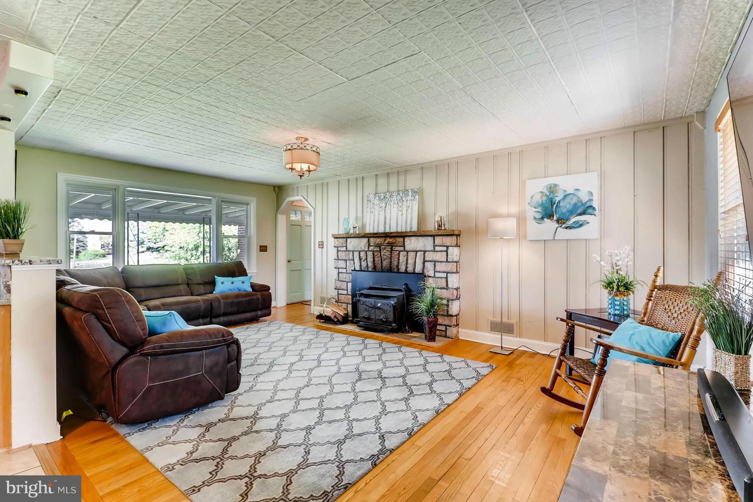 14515 Thornton Mill Road Sparks, MD 21152 - Photo 6 of 26 Living Room