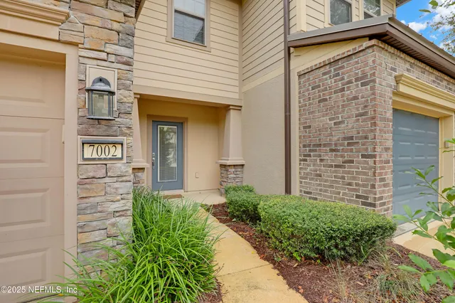 a view of an entryway with a wall